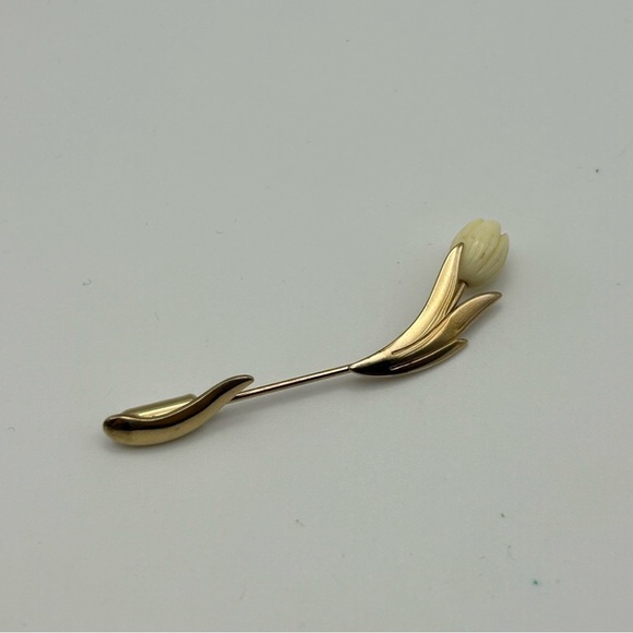 Vintage Avon Gold Tone Floral Stick Pin with White Cream Rose and Leaves - Picture 4 of 6